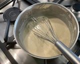 Une image de l'étape 5 de Sauce béchamel à l’épeautre, ail fumé et grana padano.