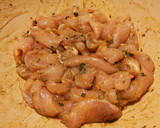 Foto del paso 12 de la receta: Tiras de filetes de pollo marinados a la plancha, con ensalada de arroz