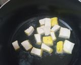 Foto langkah ke 2 dari resep Tumis Tahu Telur Enoki.