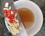 Hình bước làm 3 của món Lườn cá hồi chiên mắm