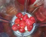Foto langkah ke 1 dari resep Strawberry smoothies.