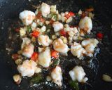 รูปขั้นตอนการทำที่ 1 ของ ข้าวไข่ข้นกุ้งผัดพริกขี้หนู