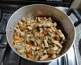 Foto del paso 1 de la receta: Corona de arroz yamaní con wok de pollo y vegetales
