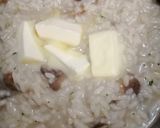 Foto del passaggio 5 della ricetta Risotto ai funghi porcini