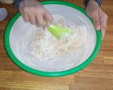 Foto langkah ke 4 dari resep Cara Membuat Adonan Roti yang Empuk & Mengembang.