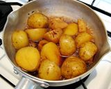 A picture of step 5 of Stir-fried and Simmered New Potato and Lotus Root with Sesame Seeds.