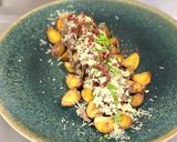A picture of step 6 of Fried Papas Criollas with Shredded Beef and Sauce.