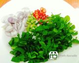 รูปขั้นตอนการทำที่ 1 ของ ยำขนมจีนไก่ผัด สูตรโล๊ะตู้เย็น