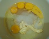 Foto langkah ke 3 dari resep Caramel cake / bolu sarang semut.