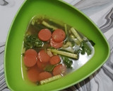 Foto langkah ke 5 dari resep Sayur bening sawi ijo dan sosis.