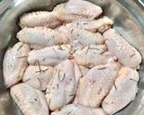 รูปขั้นตอนการทำที่ 1 ของ CHICKEN WINGS WITH SPICY TOMATO SAUCE | ปีกไก่อบซอสมะเขือเทศ
