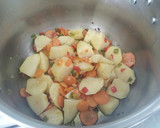 Foto del paso 2 de la receta: Costillas adobadas guisadas con patatas, guisantes y zanahorias