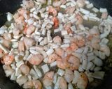 Une image de l'étape 1 de Pâtes aux scampis et calamars, sauce au Boursin.