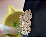 Foto del paso 4 de la receta: Aperitivo de queso y aceitunas negras (con vinagreta de albahaca)