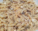 Foto del passaggio 5 della ricetta Pasta al forno con besciamella alla zucca, salsiccia e funghi