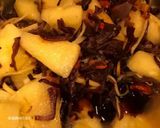 A picture of step 6 of Stir-Fried Pineapple with Shredded Ginger and Wood Ear Mushrooms.