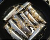 A picture of step 1 of Sardines Simmered in Soy Sauce.