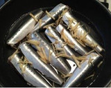 A picture of step 1 of Sardines Simmered in Soy Sauce.