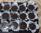 Foto langkah ke 5 dari resep Fudgy Brownies Cupcake.