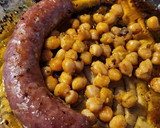 Foto del paso 4 de la receta: Butifarra asada con garbanzos o patatas y sobrasada