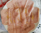 Foto del paso 1 de la receta: Jamón dulce regado con aceite de oliva y pimienta negra