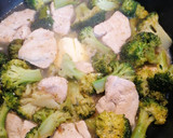Foto del paso 3 de la receta: Pechuga de pollo con brócoli en salsa de limón