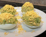 Foto del paso 7 de la receta: Huevos rellenos de aguacate y atún