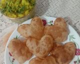 A picture of step 4 of Poori bhaji.