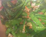 Foto del paso 2 de la receta: Tirabeque con pollo y bacon ahumado
