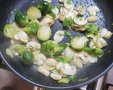 Foto del paso 4 de la receta: Repollitos de Bruselas y Hongos🍄🍄🍄en Crema