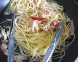 A picture of step 4 of Aglio, Olio e Peperoncino with Bacon.
