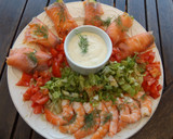 Foto del paso 4 de la receta: Fuente de langostinos y salmón con salsa de alcaparras