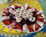 Une image de l'étape 12 de Salade composée tomates, betteraves rouges, jambon blanc,bacon et oignon rouge.