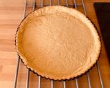 Foto del passaggio 3 della ricetta Crostata alla crema di Pinoli