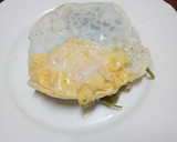 Foto del paso 2 de la receta: Salteado de arroz con judías verdes y pasas con huevo frito