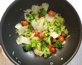 Foto langkah ke 5 dari resep Cah Brokoli Sawi Putih.