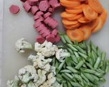 Foto langkah ke 1 dari resep Oseng Sayur Pelangi.