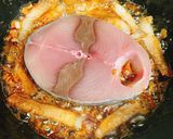 A picture of step 2 of Caramelized Braised Tuna.
