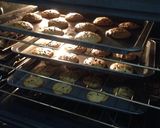 Foto langkah ke 5 dari resep Chewy Chocolate Chip Cookies.