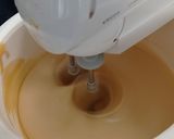 Foto del passaggio 2 della ricetta Ciambella al latte condensato in friggitrice ad aria