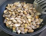 Foto del paso 2 de la receta: Tellinas salteadas con ron
