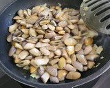 Foto del paso 2 de la receta: Tellinas salteadas con ron