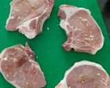 Foto del paso 1 de la receta: Chuletas en salsa de chipotle económicas