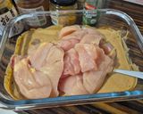 Foto del paso 2 de la receta: Pechuga de pollo marinado en kéfir con especias