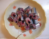 A picture of step 1 of Red Sardines Simmered with Tomatoes.