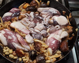 Foto del paso 8 de la receta: Calamares rellenos de habitas y setas con jamón serrano