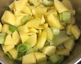 Foto del paso 1 de la receta: Crema parmentier de guisantes y queso curado