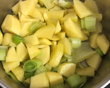 Foto del paso 1 de la receta: Crema parmentier de guisantes y queso curado