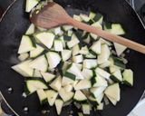 法式烤蛋盅佐櫛瓜 (oeuf cocotte aux courgettes)的食譜步驟2照片