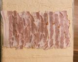 Pizzatésztába tekert szűzérme, baconos-gombás-hagymás-sajtos ágyon recept fázis 3 fotója